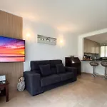 Coastal Retreat With Pool And Access By Drago